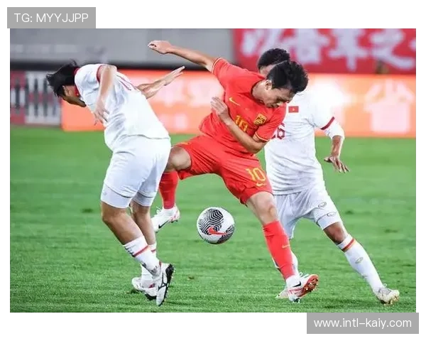 教练场边战术板演示，换人调整成比赛转折点